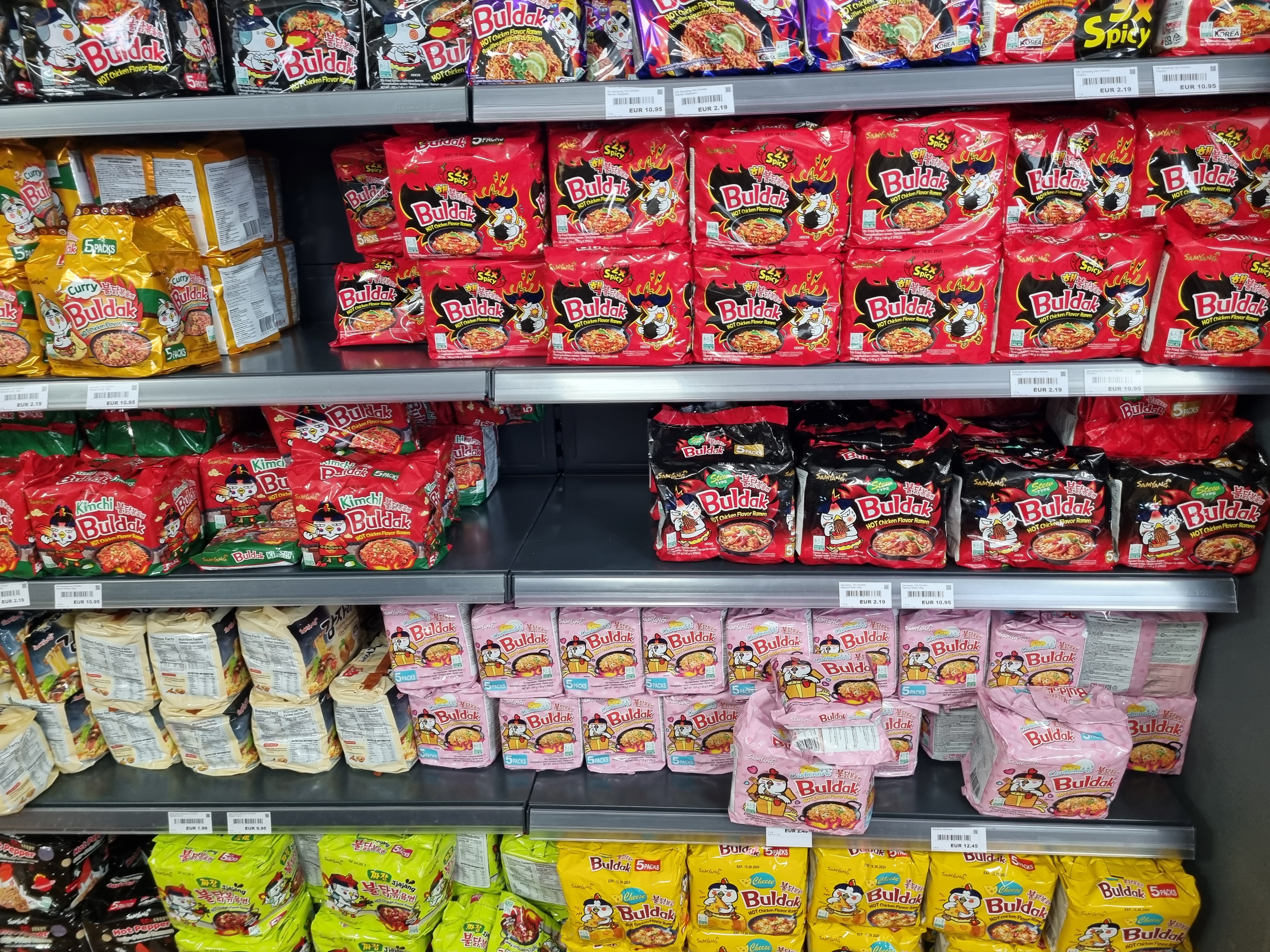 Korianiche Samyang Instantnudeln im Regal