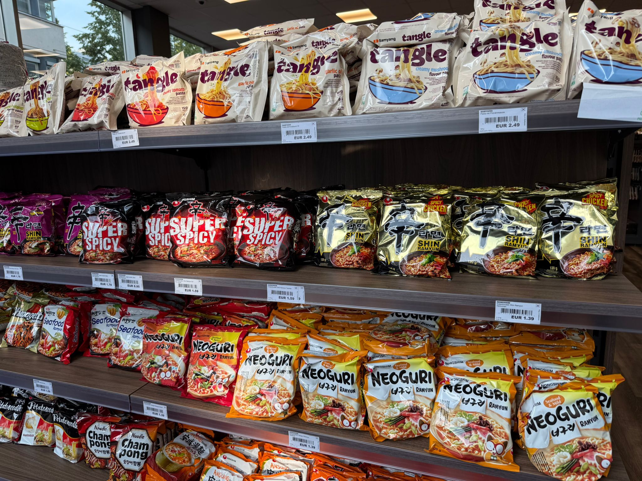 Instantnudeln im Regal